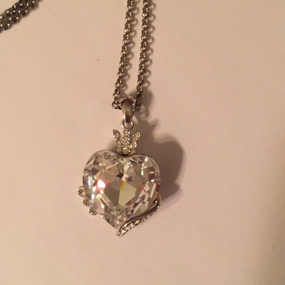 Queen white crystal heart silver necklace